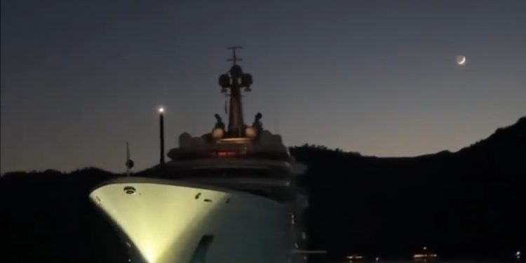 Salpa da Procida, il primo “Facenight Boat party” della stagione