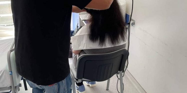 Parrucchiere di Volla taglia i capelli ai pazienti di un centro affetti da malattie neuromuscolari