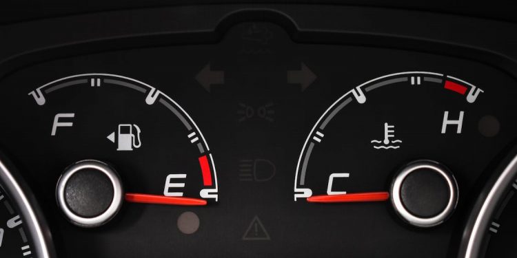 Benzina, ecco come risparmiare fino a 35 euro con “il trucco del finestrino”