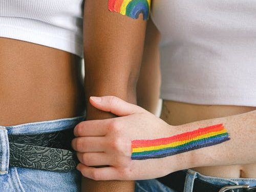 Aggressione omofoba a Sperlonga: coppia di turiste picchiate in strada