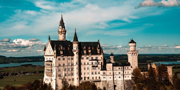 Bambina napoletana di 7 anni muore schiacciata da una statua a Monaco