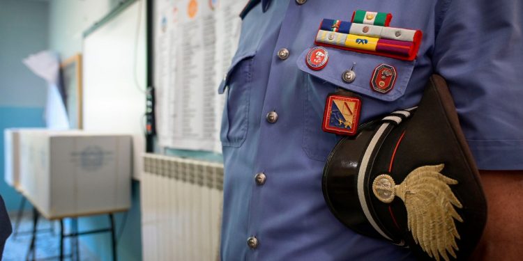 Carabinieri impegnati nei seggi di Napoli e provincia per garantire sicurezza e legalità