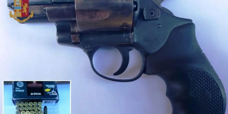 Ponticelli: la polizia lo trova in possesso di pistola e munizioni, 21enne arrestato nel Rione Incis