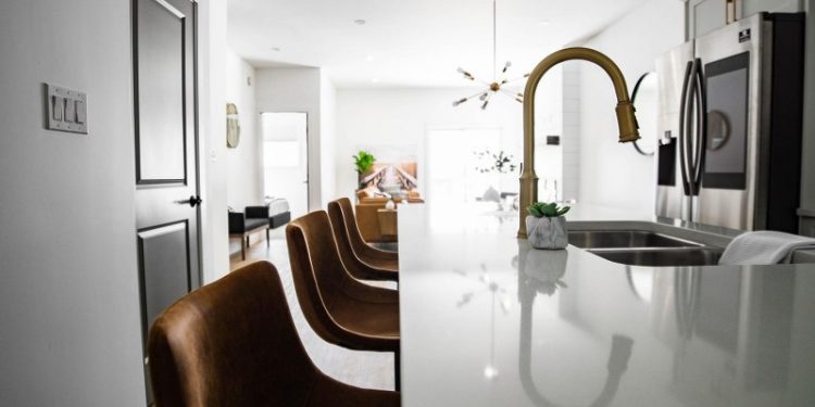 Come arredare una cucina con un design moderno: gli elementi su cui porre maggiore attenzione 