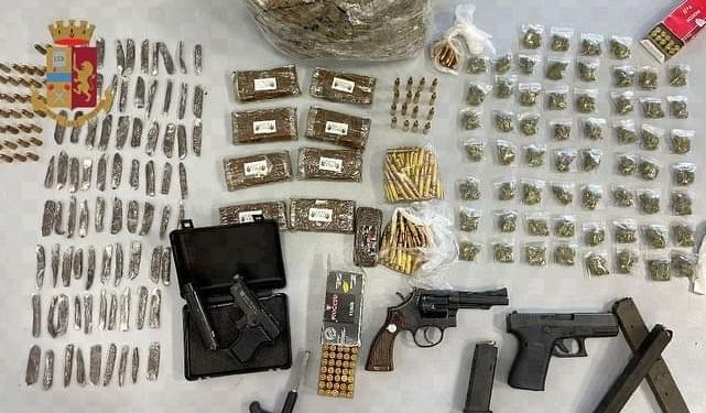 Portici: nasconde armi e droga. Arrestato dalla polizia