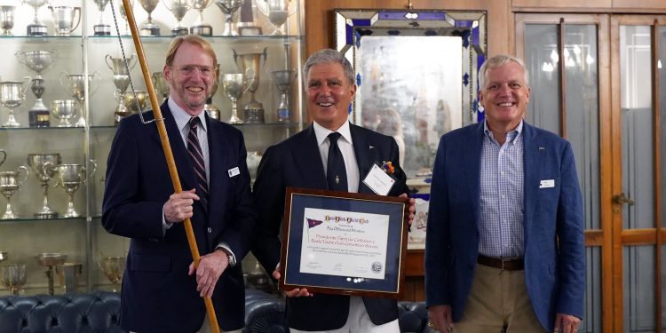 Venti imbarcazioni e 150 velisti del New York Yacht Club nel golfo di Napoli