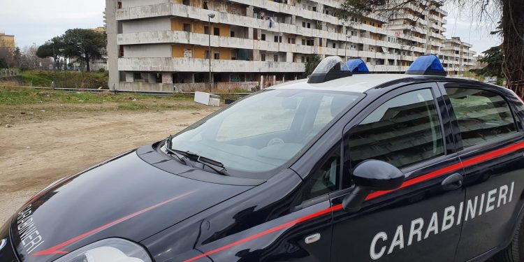 Scampia: costretto dalla camorra a lasciare la casa in cui vive con la madre, due persone arrestate dai carabinieri