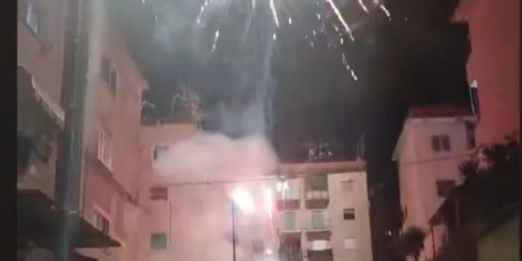 Ponticelli: scarcerato Francesco Amitrano, festeggiamenti e fuochi d’artificio nel Rione De Gasperi