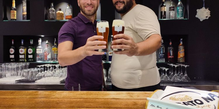 “Portateci le vostre bollette rincarate e vi offriamo la birra”, la provocazione dei fratelli Ferraioli