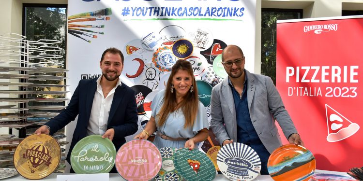 Casolaro consegna il premio “Miglior Servizio di Sala” per la “Guida Pizzerie d’Italia 2023” del Gambero Rosso