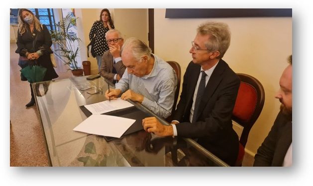 Il Trianon Viviani “adotta” Piazza Calenda: il sindaco Manfredi e il presidente del teatro hanno firmato la convenzione￼