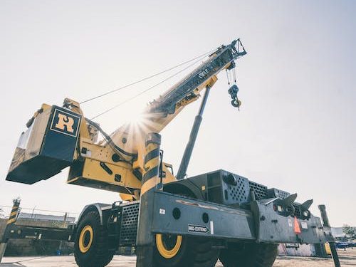 Camion con gru: quando e perchè noleggiarli