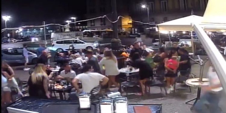 Stesa in Piazza Trieste e Trento. Confesercenti Campania: “Commercianti sfiniti”