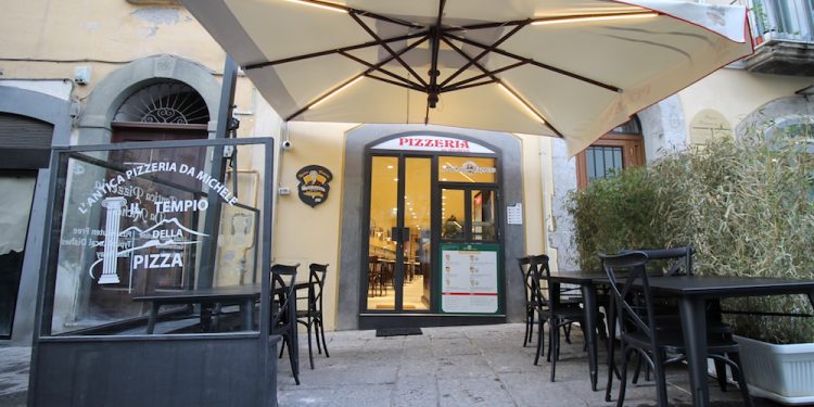 L’Antica Pizzeria Da Michele Salerno compie un anno: pizze a 5 euro con drink