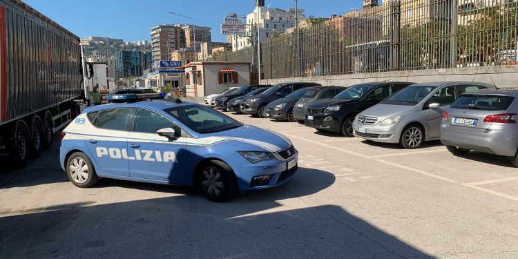 Poliziotta colpita alla testa con una pietra e violentata al porto di Napoli: i colleghi arrestano l’aggressore