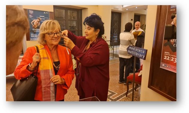 Il pubblico del Trianon Viviani dona una ciocca di capelli per Mahsa Amini