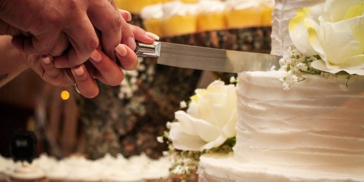 Bufera sui social, prenotano il ristorante senza precisare che si tratta di un banchetto di nozze: giusto o sbagliato?