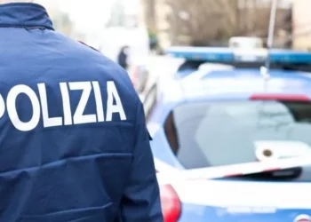 Ponticelli, blitz della polizia nel fortino del clan De Micco: sequestrate armi, droga e una bomba militare