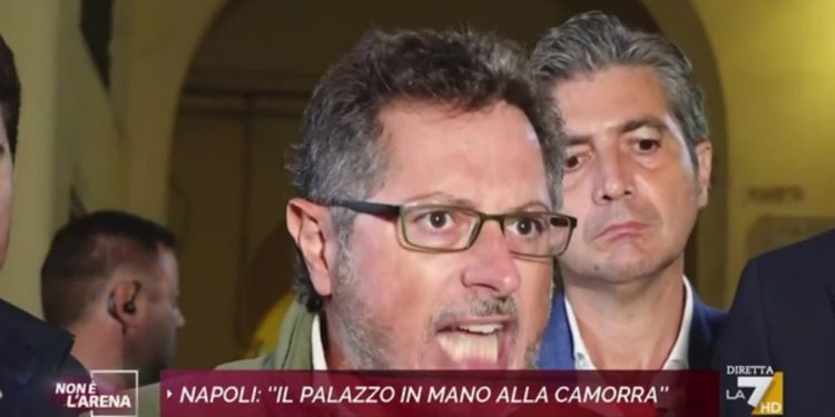 Francesco Emilio Borrelli investito sotto casa a Napoli: «Sono preoccupato ma non arretrerò mai di un millimetro»￼