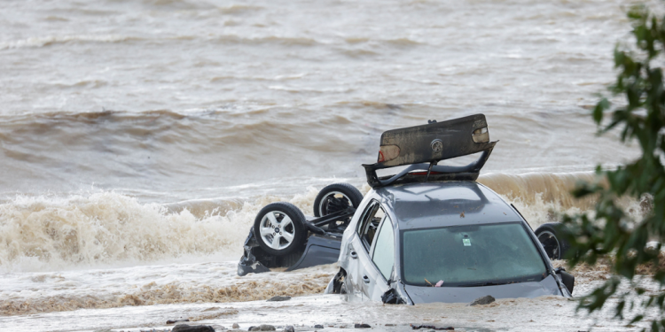 Frana a Ischia: una vittima e 12 dispersi, si scava nel fango