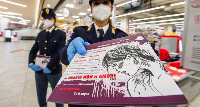 Giornata contro la violenza sulle donne: a Napoli camper della polizia per aiutare le vittime