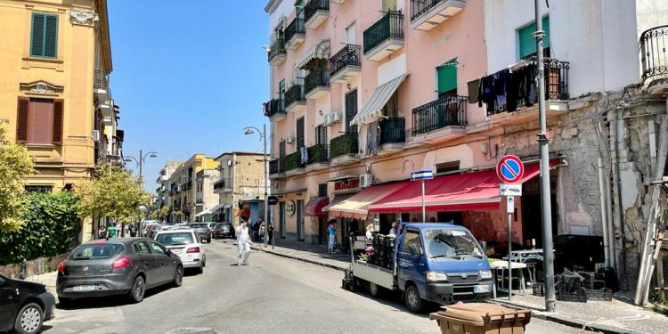 Barra: carabiniere fuori servizio intercetta auto rubata. Fermate due persone