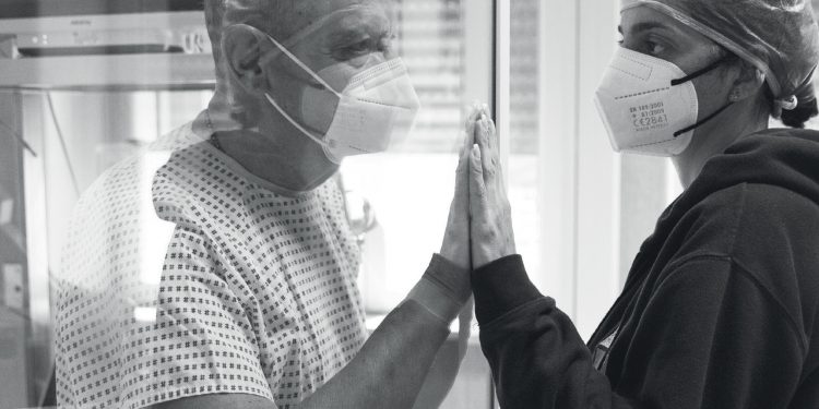 Covid, in un libro le storie di medici e infermieri dell’ospedale “Villa Betania” di Ponticelli