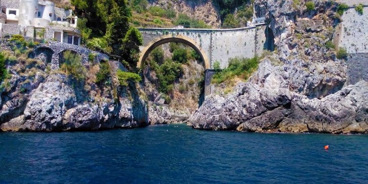 Costiera Amalfitana: turista muore travolta da un’onda, 34enne folgorato