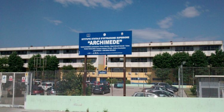 Ponticelli: giovane entra nella palestra della scuola e accoltella uno studente