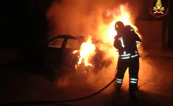 Auto data alle fiamme a Cercola: la faida di Ponticelli si estende nei comuni limitrofi?