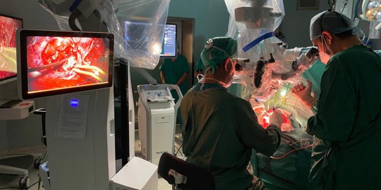Ospedale del mare: realizzato il primo intervento di neurochirurgia su paziente sveglio