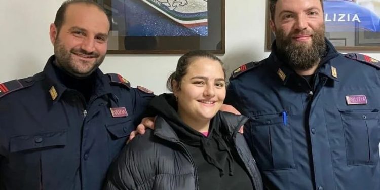 Giovane colpita da crisi respiratoria nel napoletano: i poliziotti le salvano la vita