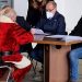 Si presenta al concorso del comune vestito da Babbo Natale: le immagini diventano virali