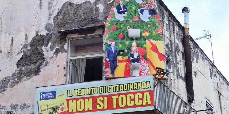 VIDEO-L’installazione “pro reddito di cittadinanza” di Torre del Greco tra i video più virali di Natale 2022