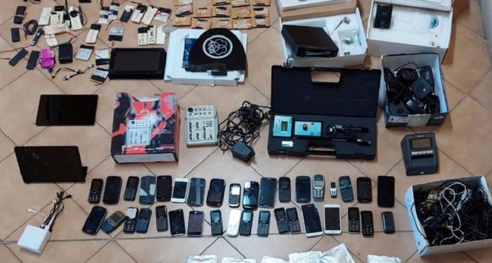 Ponticelli: sistemi hi-tech per superare esame patente, quattro denunce