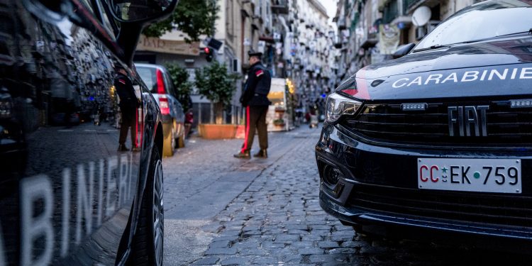 Napoli: Carabinieri, 118 e medici salvano uomo colto da infarto