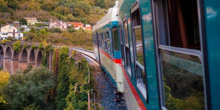 “Irpinia Express”: partono i treni del Natale dedicati al buon vino e ai prodotti tipici