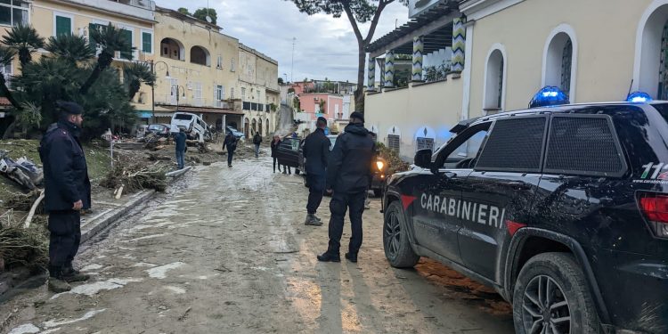 Casamicciola: carabinieri denunciano 53enne trovato in auto rubata nella zona colpita dalla frana