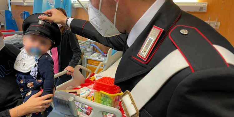 Carabinieri e Casper donano regali ai piccoli pazienti del reparto pediatrico del Santa Maria delle Grazie