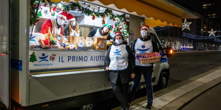 Il Natale di Progetto Arca a Napoli: cene calde con menù speciali in strada e marsupi in regalo ai senzatetto