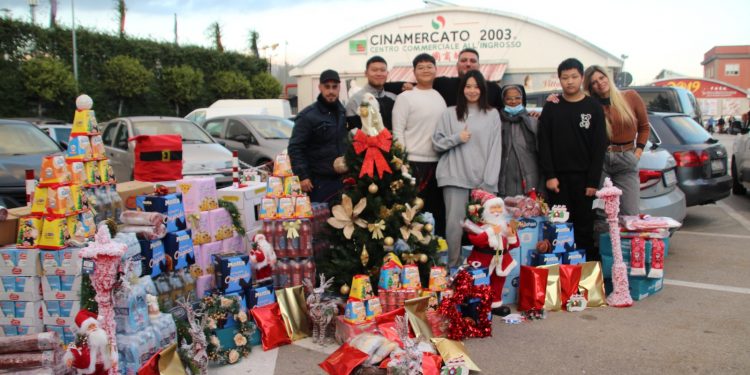 La comunità cinese dona pasti caldi e pacchi alle famiglie bisognose di Gianturco