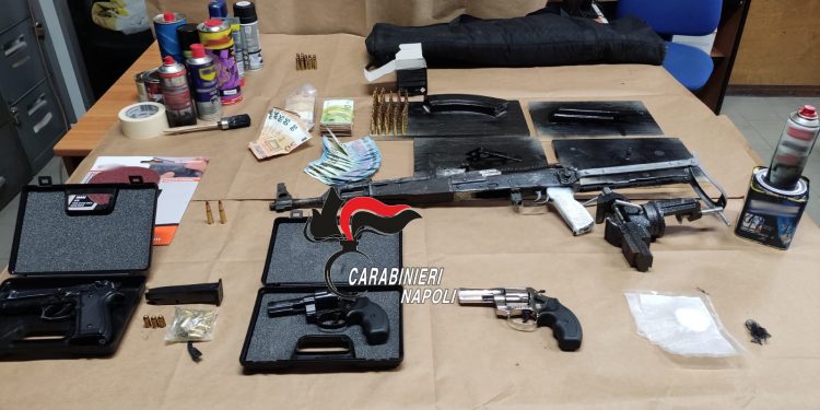 Volla: carabinieri scovano arsenale della camorra, droga e soldi in casa di un imprenditore incensurato