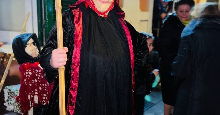 Befana solidale a Ponticelli: associazione di volontari dona dolcetti e sorrisi ai bambini del quartiere