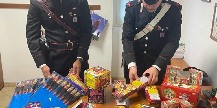 Napoli: Carabinieri denunciano 3 persone per vendita abusiva ed esplosione di fuochi pirotecnici. Sequestri