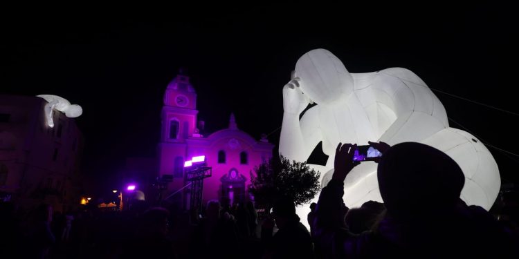 Cultura, per la cerimonia di chiusura Procida “illumina” la Campania. “Man” di Amanda Parer installato al Palazzo Reale
