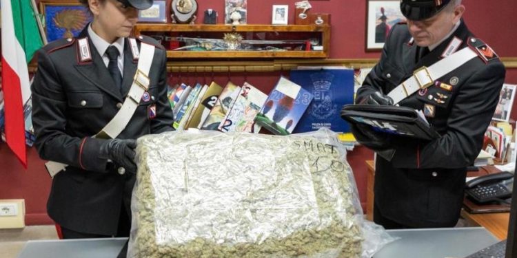 San Giorgio a Cremano: ordina pastori online, riceve un pacco con 10 chili di marijuana