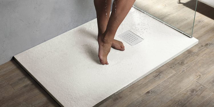 Piatti doccia: da quelli classici a quelli a filo pavimento, ecco le tendenze del momento 