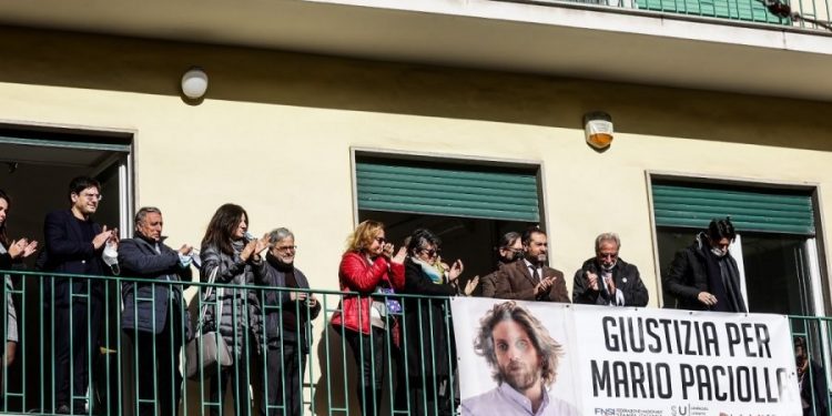 Napoli, strappato lo striscione su Mario Paciolla dal balcone del sindacato dei giornalisti￼