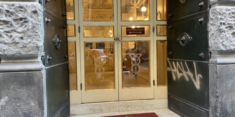 Atti vandalici al Teatro Bellini di Napoli, imbrattata la facciata