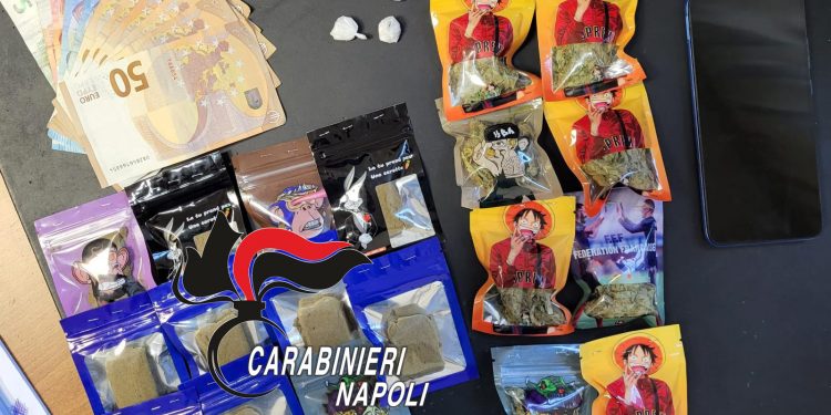 Droga nei pacchetti di figurine: pusher 25enne arrestato dai carabinieri